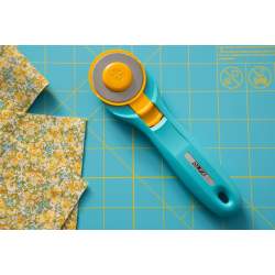 Piano di Taglio Azzurro + Taglierina Rotante + Righello in pollici - OLFA Premium Quilting Kit Olfa - 2