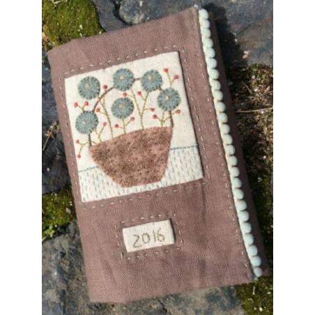 Little Basket Needlebook - Cartamodello Porta Aghi, Anni Downs Hatched and Patched - 1