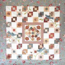 Birds n' Bees - Cartamodello Quilt Patchwork 42x42 pollici, The BirdHouse by Natalie Bird The BirdHouse - 1