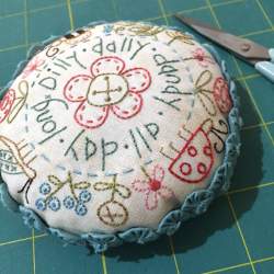 Dilly Dally - Cartamodello Stitchery Puntaspilli, The BirdHouse by Natalie Bird The BirdHouse - 1