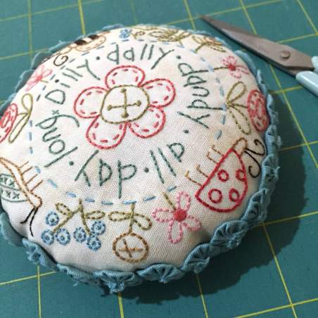 Dilly Dally - Cartamodello Stitchery Puntaspilli, The BirdHouse by Natalie Bird The BirdHouse - 1