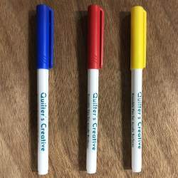 Set di 3 penne cancellabili per superfici acriliche. Include i colori blu,  rosso e giallo.