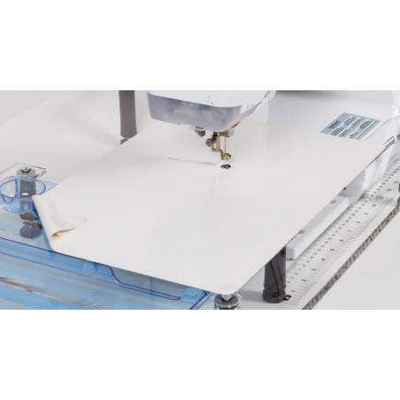 Supporto scivoloso per cucire a mano libera. Foglio da 12"x18" con foro per l'ago pretagliato