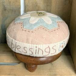 Count Your Blessing - Base in legno e Kit di Tessuti per Puntaspilli Tilda Fabrics - 1