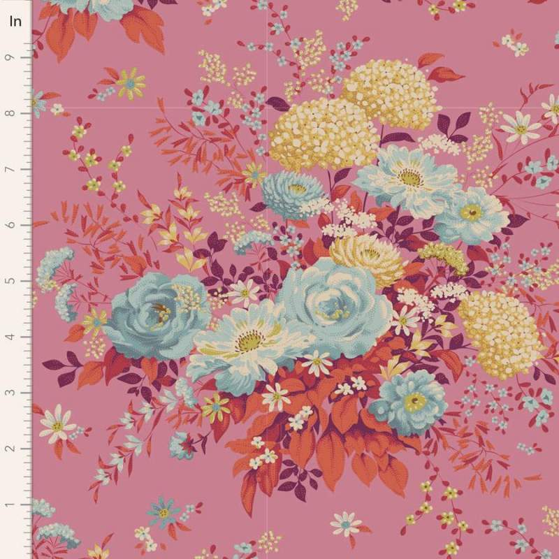 Tilda Chic Escape Wildgarden Pink, Tessuto Rosa con Bouquet di Fiori di Campo Tilda Fabrics - 1