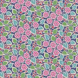 Tilda Pie in the Sky TopsyTurvy Blue- Tessuto Fondo Blu con folto motivo Floreale Rosa con bacche rosse e foglioline verde acqua