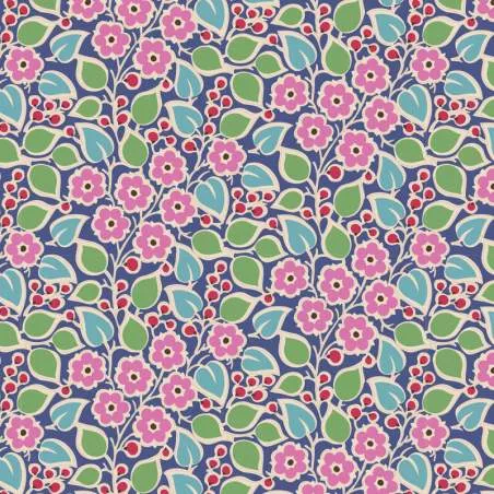 Tilda Pie in the Sky TopsyTurvy Blue- Tessuto Fondo Blu con folto motivo Floreale Rosa con bacche rosse e foglioline verde acqua