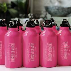 Botella de agua de aluminio fucsia de 400 ml con mosquetón