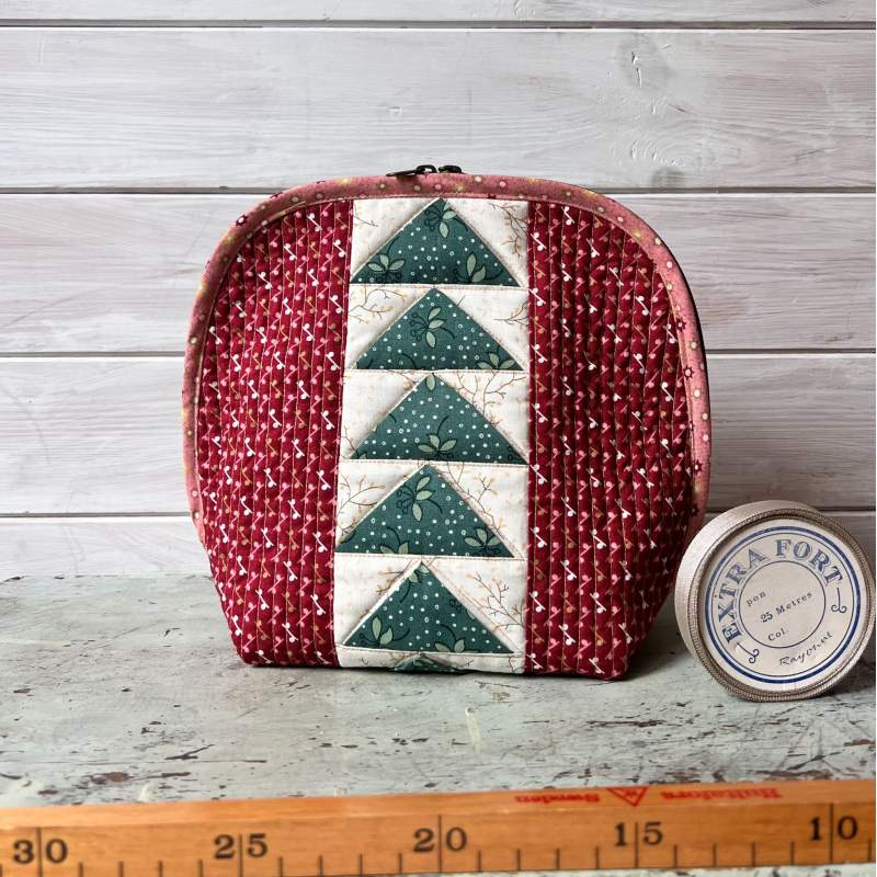 Pochette Volo delle Oche Sospese di Eleonora Fortunato, kit e istruzioni del 3 Quilting Days di Milano Roberta De Marchi - 1 Pochette Volo delle Oche Sospese di Eleonora Fortunato, kit e istruzioni del 3 Quilting Days di Milano Roberta De Marchi - 1