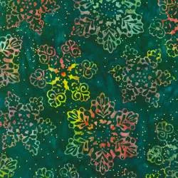 Artisan Batiks: Christmastime Balsam, Tessuto Verde con Fiocchi di Neve - Robert Kaufman