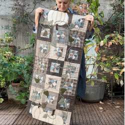 Kit per realizzare il copritavola Grandadd's Shirt dalla rivista Primitive Quilts & Projects Summero 2020 Roberta De Marchi - 1