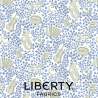 Garden Party Collection, Musical Meadow, tessuto bianco con motivi blu e strumenti musicali - Liberty Quilting