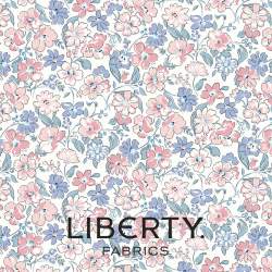 Heirloom 3 Collection, Floral Joy, tessuto bianco con piccoli fiori rosa e azzurri - Liberty Quilting Liberty Fabrics - 1