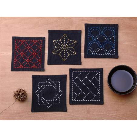 Tessuto Sashiko blu navy prestampato con 5 motivi per sottobicchieri