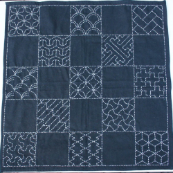 Tessuto Sashiko blu navy prestampato con 13 disegni tradizionali, 50 x 50 cm
