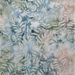 Tessuto Batik con rami e foglie beige su sfumature blu rosa e verdi