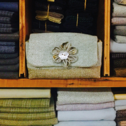 Kit Pochette a Mano in Lana con fiore di tessuto decorativo Roberta De Marchi - 1