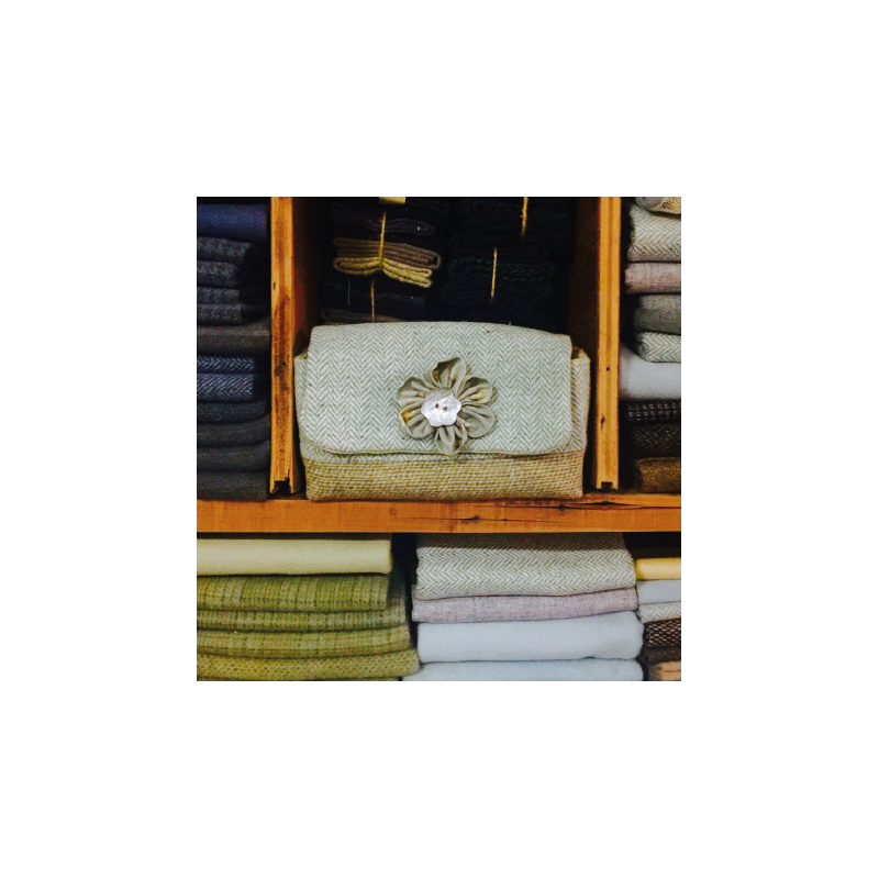 Kit Pochette a Mano in Lana con fiore di tessuto decorativo Roberta De Marchi - 1 Kit Pochette a Mano in Lana con fiore di tessuto decorativo Roberta De Marchi - 1