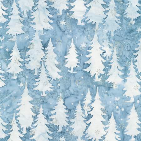 Artisan Batiks: Winter Pines, Powder by Lunn Studios, tessuto batik azzurro chiaro con abeti bianchi - Robert Kaufman