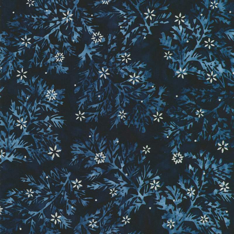 Artisan Batiks: Winter Pines, Midnight by Lunn Studios, tessuto batik blu con foglie e fiocchi di neve - Robert Kaufman Robert K