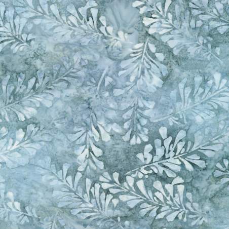 Artisan Batiks: Morning Mist, Dusty Blue, tessuto batik Azzurro Polvere con foglie - Robert Kaufman