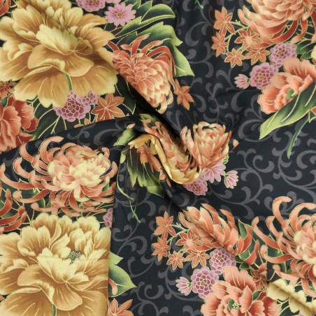 Tessuto nero con grandi fiori e dettagli dorati - Far East Expressions di Faye Burgos Marcus Fabrics - 1