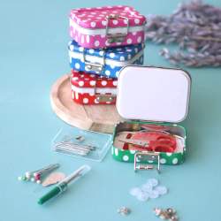 Mini Set Cucito da Viaggio 8 x 3 cm, 12 pezzi all'interno - colore casuale