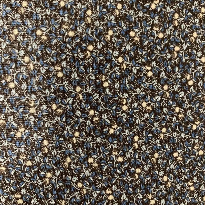 Andover Fabrics, collezione Savannah, tessuto a piccoli fiori blu e panna su fondo scuro