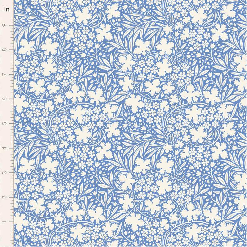 Tilda Something Blue, Blushbloom Blue,tessuto con tappeto di fiori bianchi su fondo azzurro Tilda Fabrics - 1