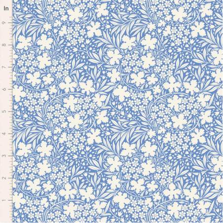 Tilda Something Blue, Blushbloom Blue,tessuto con tappeto di fiori bianchi su fondo azzurro Tilda Fabrics - 1