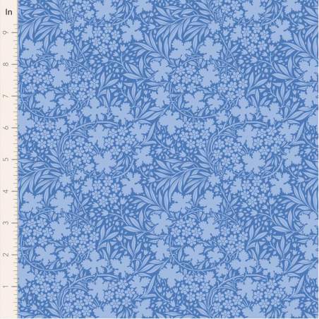 Tilda Something Blue, Blushbloom Cornflower, tessuto con tappeto di fiori azzurri su fondo azzurro fiordaliso Tilda Fabrics - 1