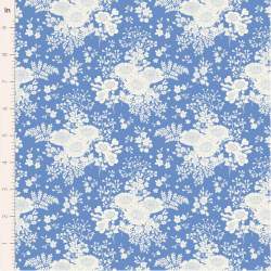 Tilda Something Blue, Isolde Cornflower, tessuto con fiori bianchi su fondo azzurro fiordaliso Tilda Fabrics - 1