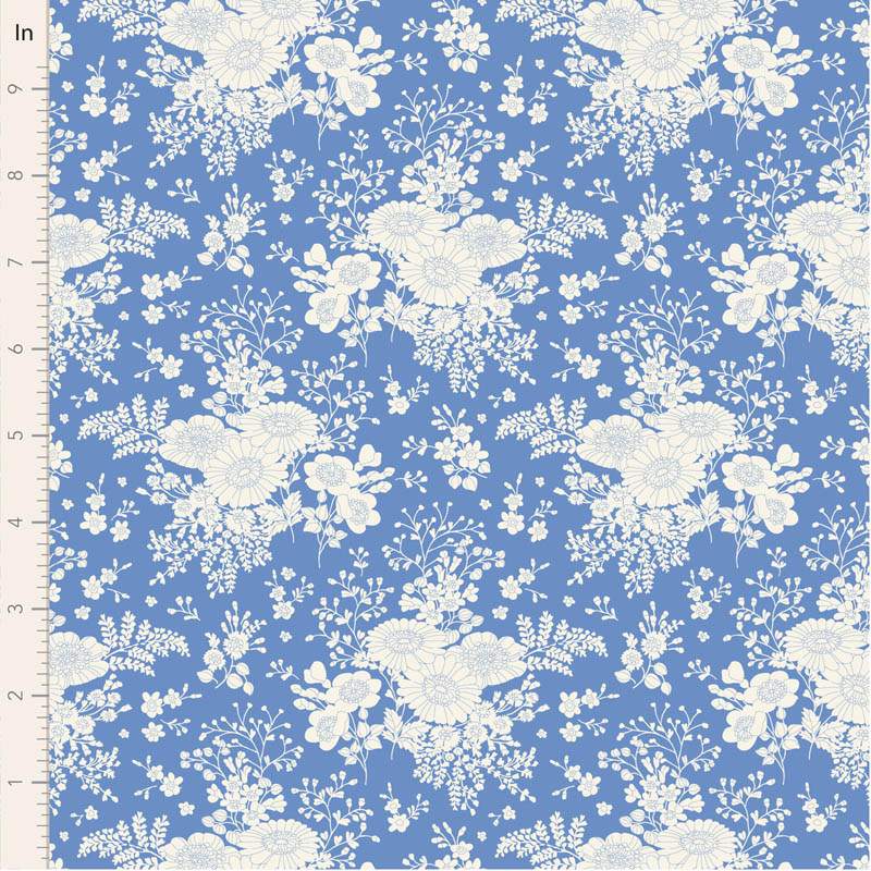 Tilda Something Blue, Isolde Cornflower, tessuto con fiori bianchi su fondo azzurro fiordaliso Tilda Fabrics - 1