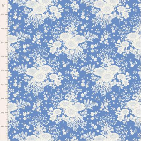 Tilda Something Blue, Isolde Cornflower, tessuto con fiori bianchi su fondo azzurro fiordaliso Tilda Fabrics - 1