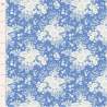 Tilda Something Blue, Isolde Cornflower, tessuto con fiori bianchi su fondo azzurro fiordaliso Tilda Fabrics - 1
