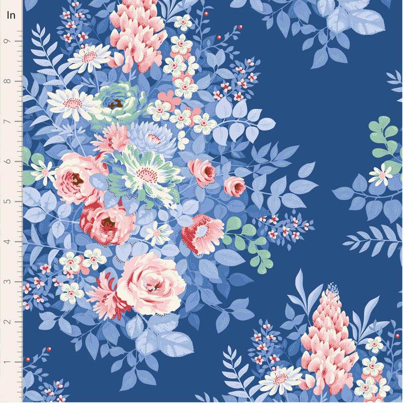 Tilda Something Blue, Whimsyflower Night, tessuto con grandi fiori rosa e azzurri su fondo blu Tilda Fabrics - 1
