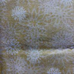 Wilmington Prints, tessuto giallo oro con fiori e fiocchi di neve Wilmington Prints - 1