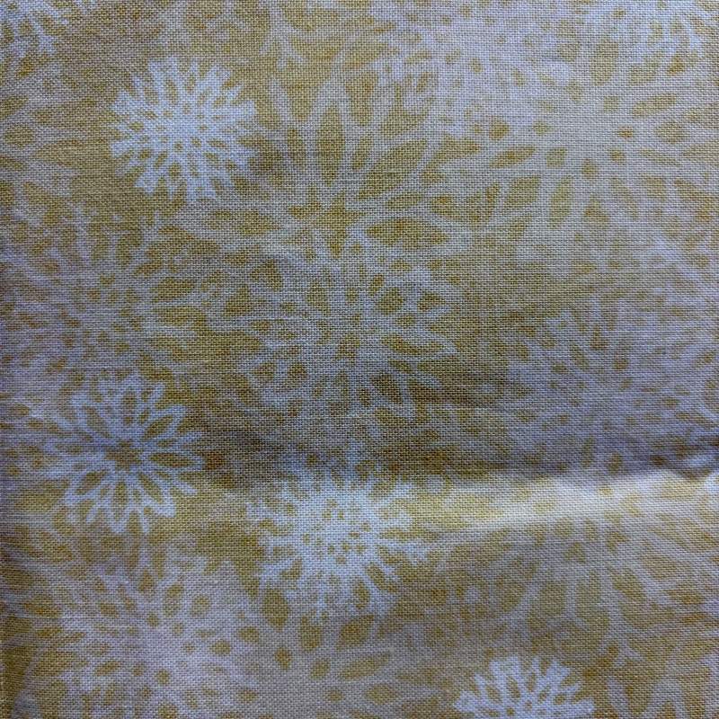Wilmington Prints, tessuto giallo oro con fiori e fiocchi di neve Wilmington Prints - 1