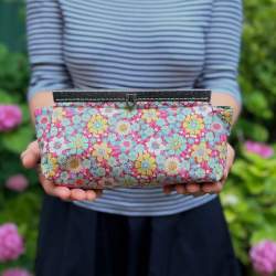 Pochette Multitasca con 2 tasche e chiusura metallica dritta - Kit e Cartamodello Roberta De Marchi - 2