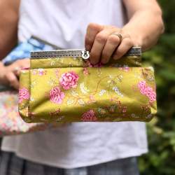 Pochette Multitasca con 2 tasche e chiusura metallica dritta - Kit e Cartamodello in 3 varianti colore Roberta De Marchi - 3