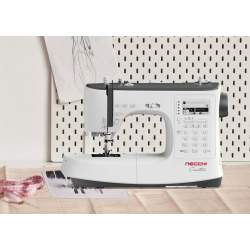 Necchi Creator C360 - Macchina elettronica per Quilting vista frontale su tavolo di lavoro