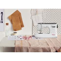 Necchi Creator C360 - Macchina elettronica per Quilting vista frontale in stanza del cucito