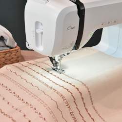 Necchi Creator C400 - Macchina elettronica per Quilting mentre cuce righe parallele di punti decorativi