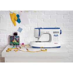 Necchi NC-103D – Macchina per cucire - vista frontale su piano da lavoro