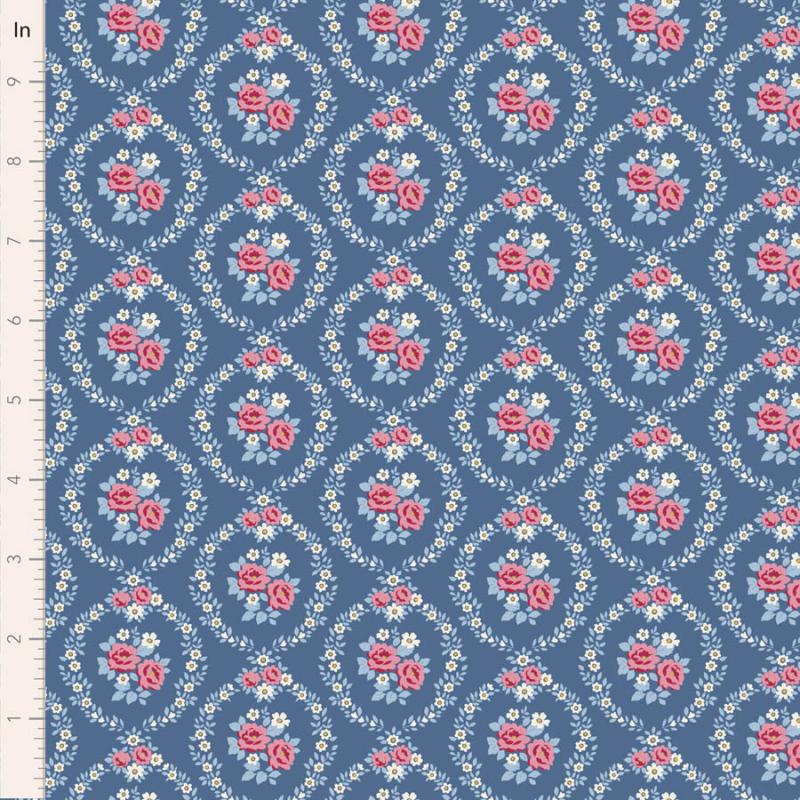 Tilda Village Life Mable Blue, Tessuto Blu con Ghirlande di Rose Tilda Fabrics - 1