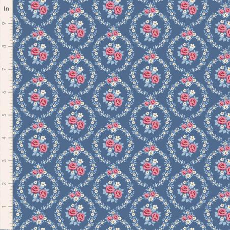 Tilda Village Life Mable Blue, Tessuto Blu con Ghirlande di Rose Tilda Fabrics - 1