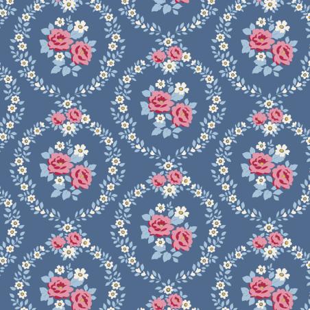 Tilda Village Life Mable Blue, Tessuto Blu con Ghirlande di Rose Tilda Fabrics - 1