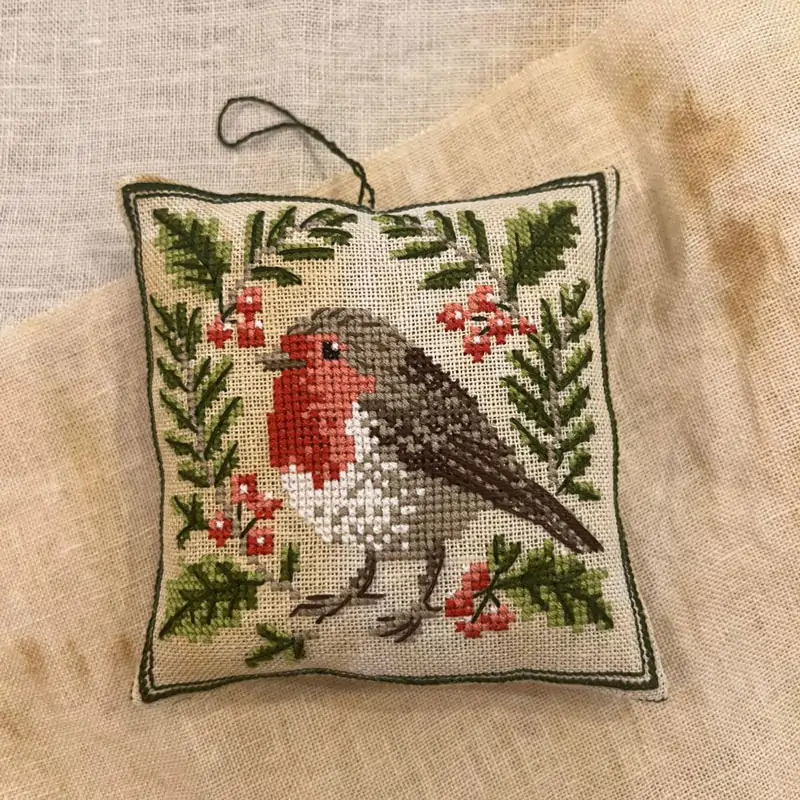 cuscinetto puntaspilli ricamato con uccellino invernale