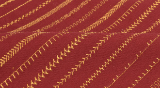 tessuto rosso con linee parallele di punti di cucitura decorativi tessuto rosso con linee parallele di punti di cucitura decorativi