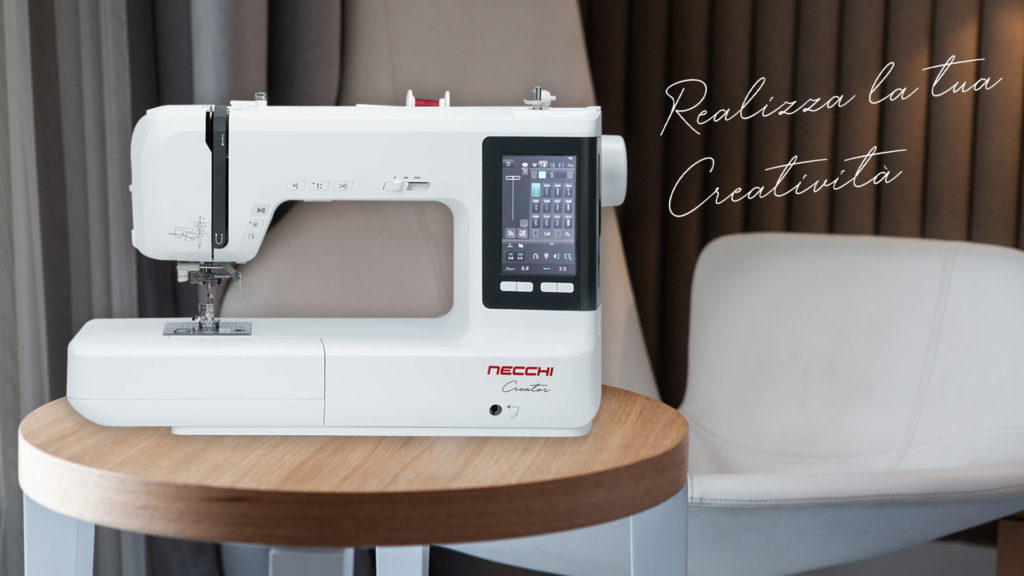 macchina per cucire Necchi C700 ambientata su di un tavolo Necchi C700 - macchina per cucire professionale